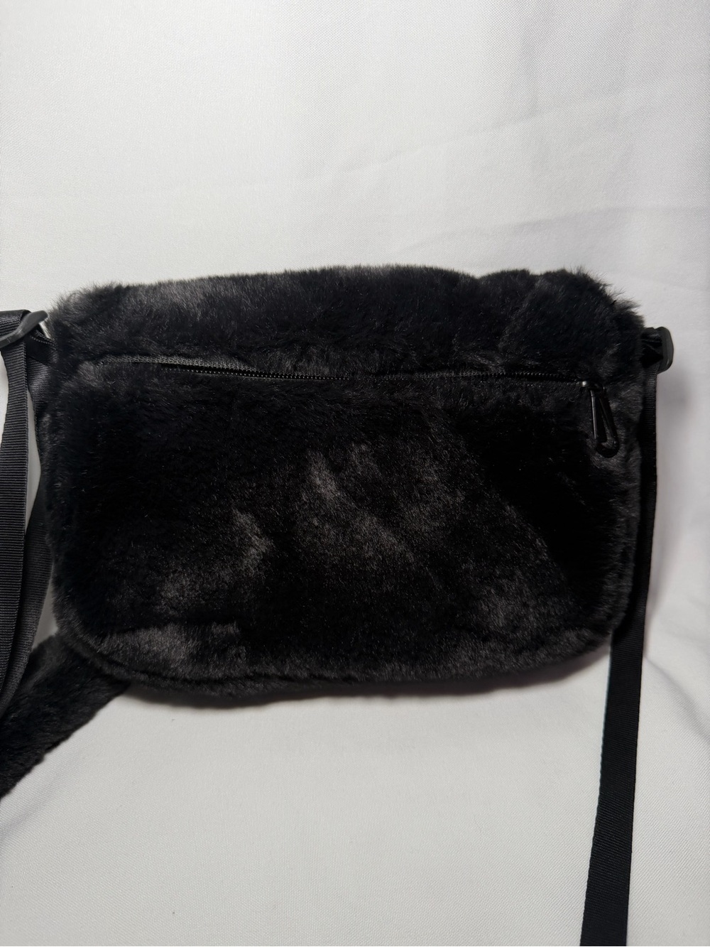 Nike Sportswear Futura 365 Faux Fur Crossbody
Bag (1L). - Picture 4 of 8